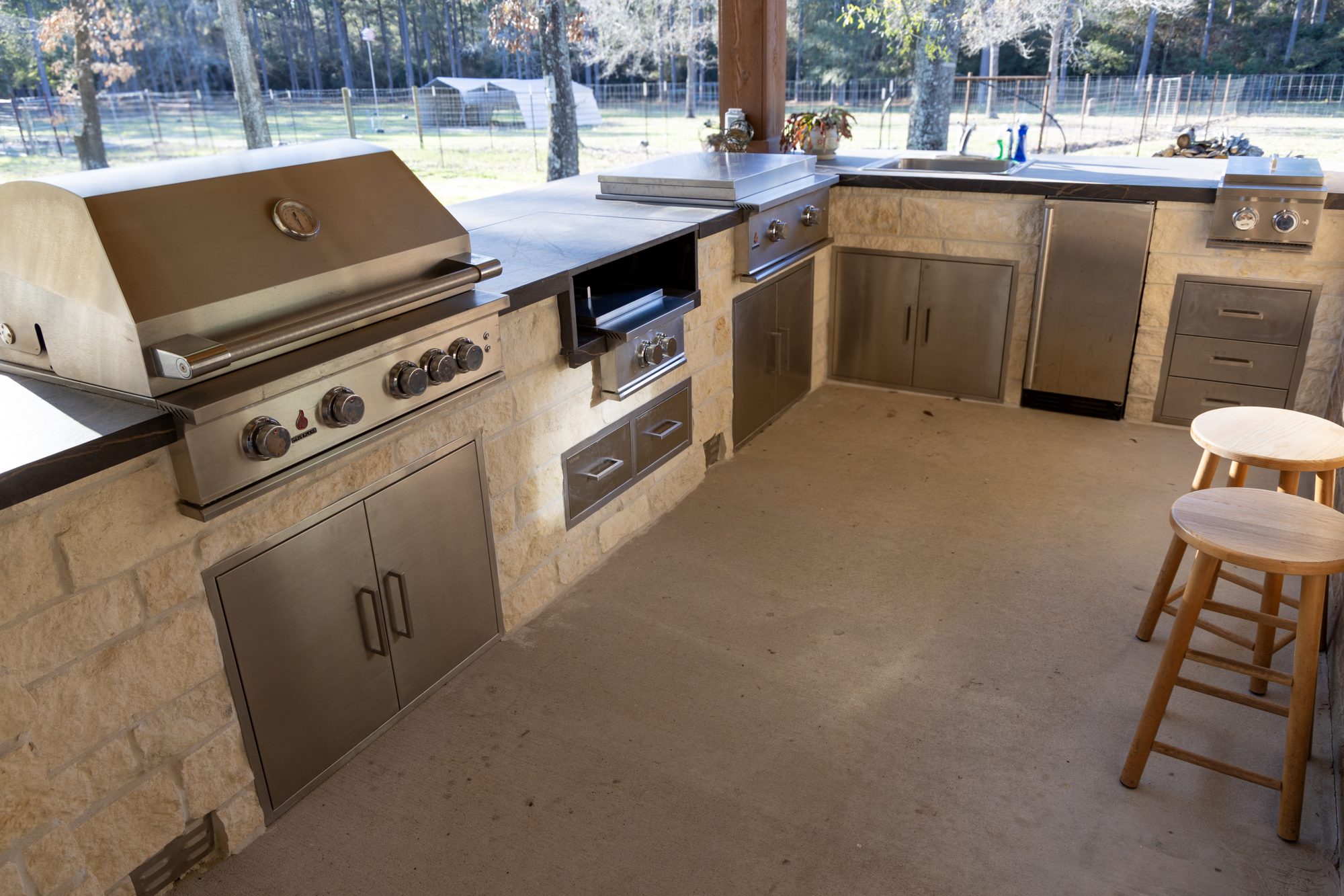 Outdoor kitchens & living in Houston, TX